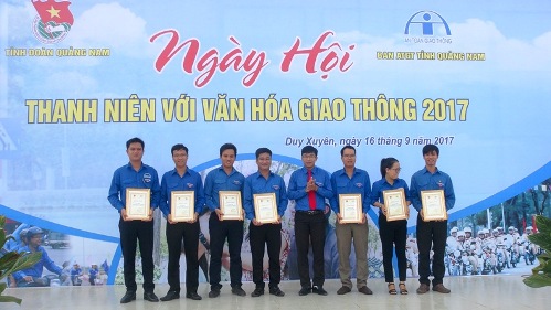  Anh Nguyễn Xuân Đức - Phó Bí thư Tỉnh đoàn, Chủ tịch Hội LHTN Việt Nam tỉnh trao giấy chứng nhận cho các đơn vị đạt giải cuộc thi vẽ tranh về chủ đề ATGT